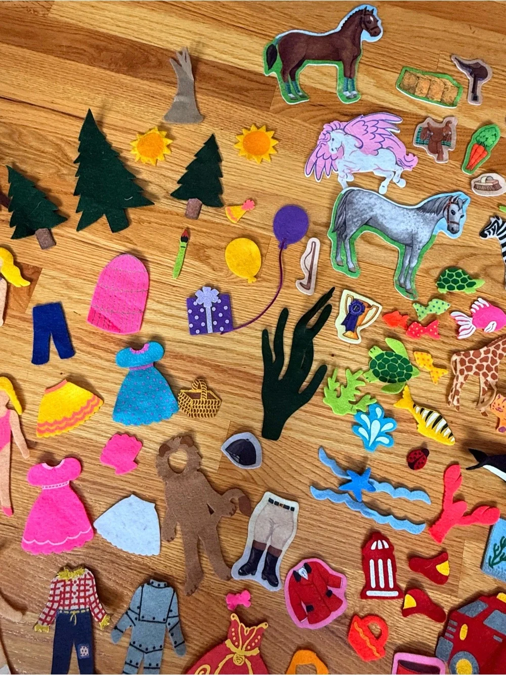 150-Piece Felt Play Set Animals, People, Clothes, Buildings + w/ Carrying Case